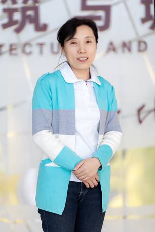 周小梅 林俊任摄